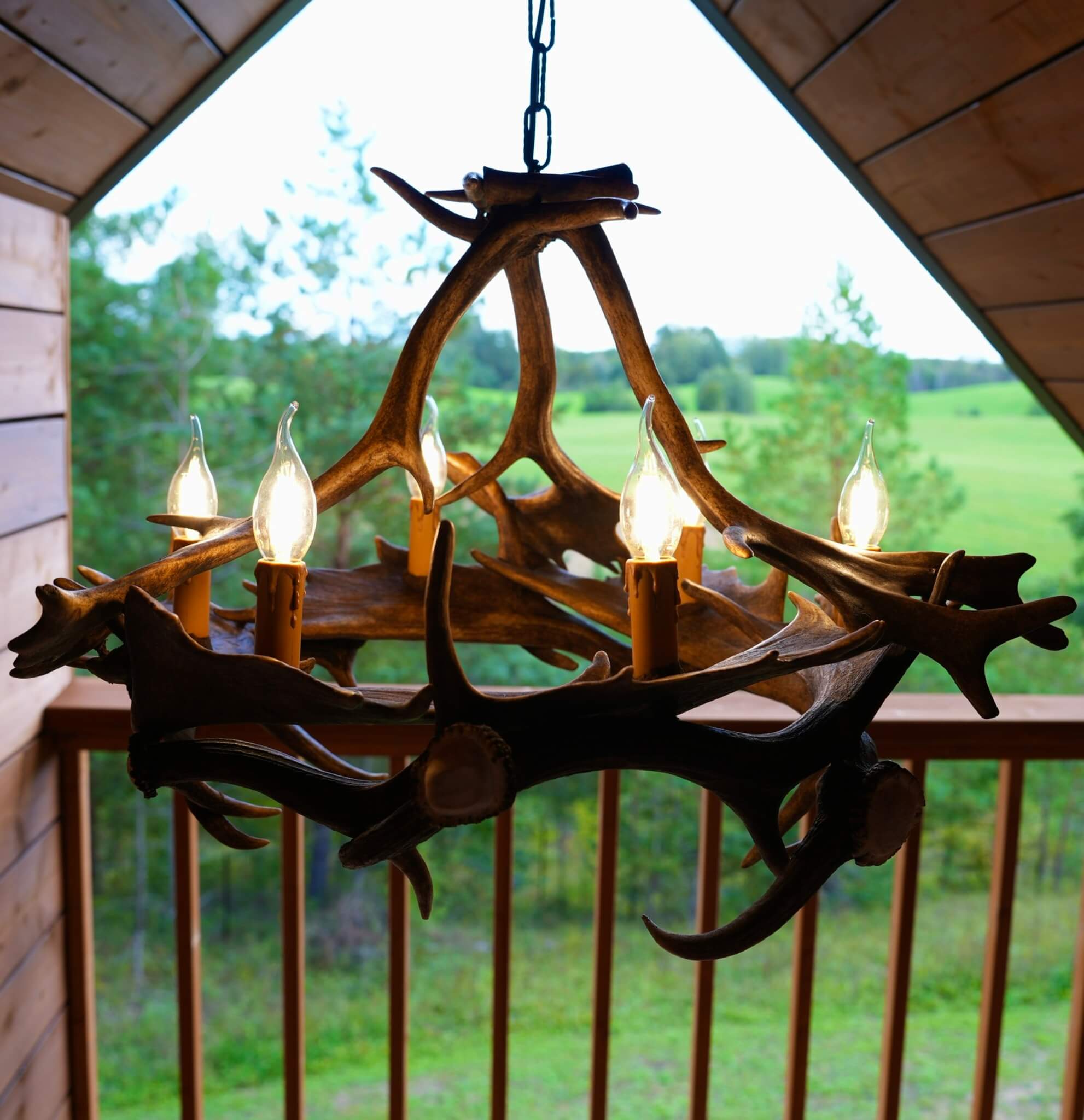 Farmhouse chandelier made of antlers.