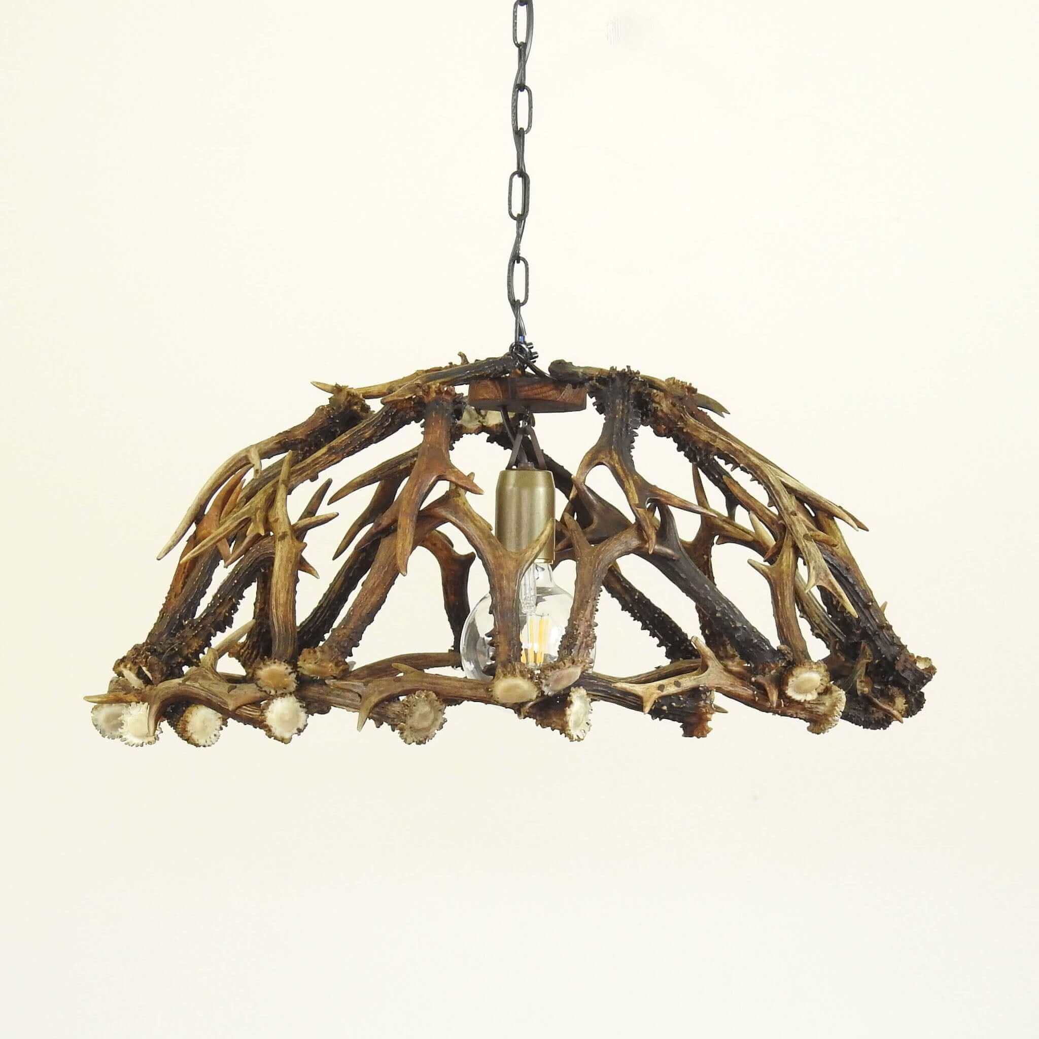 Table rustic chandelier mede of antlers.