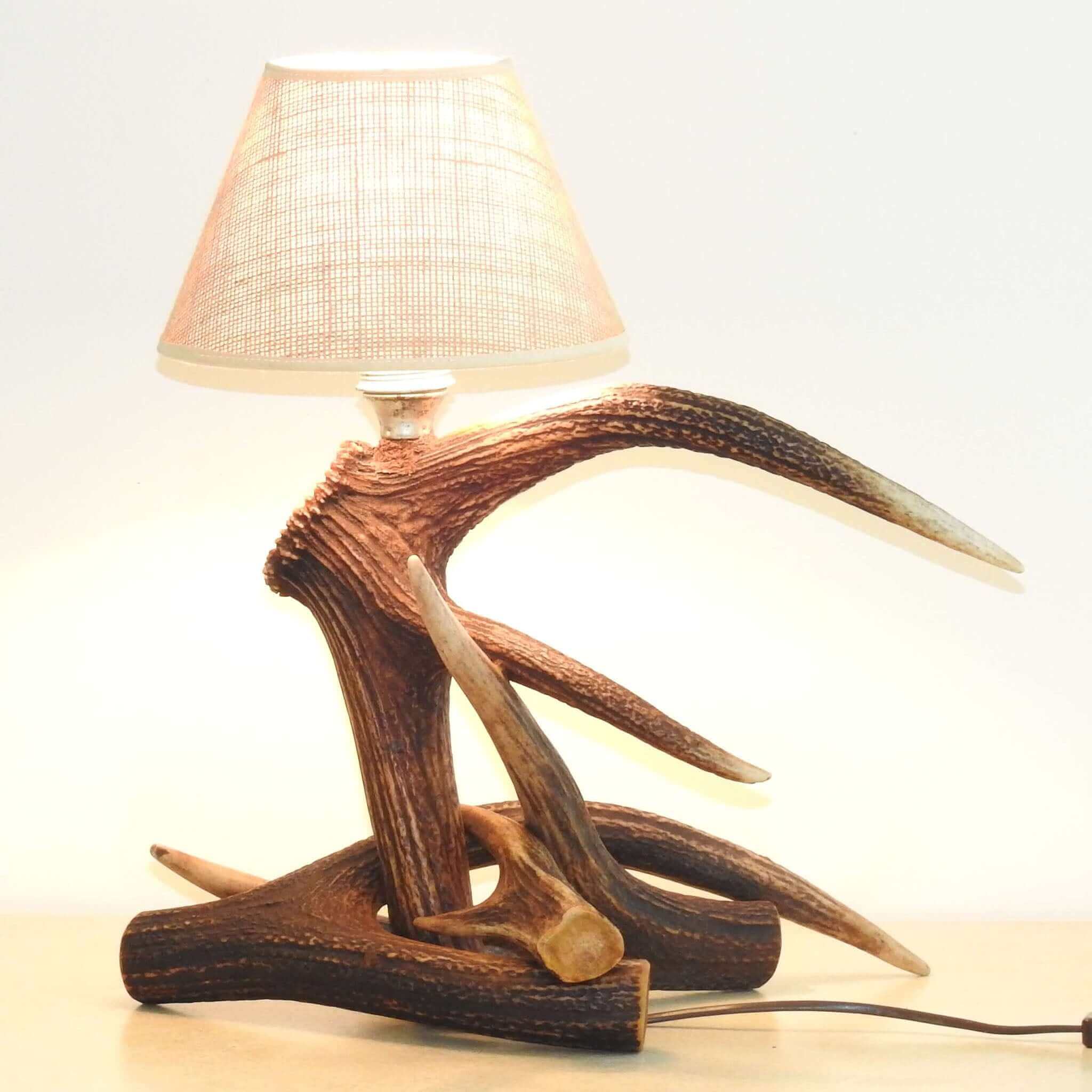 Antler table lamp for rustic home.