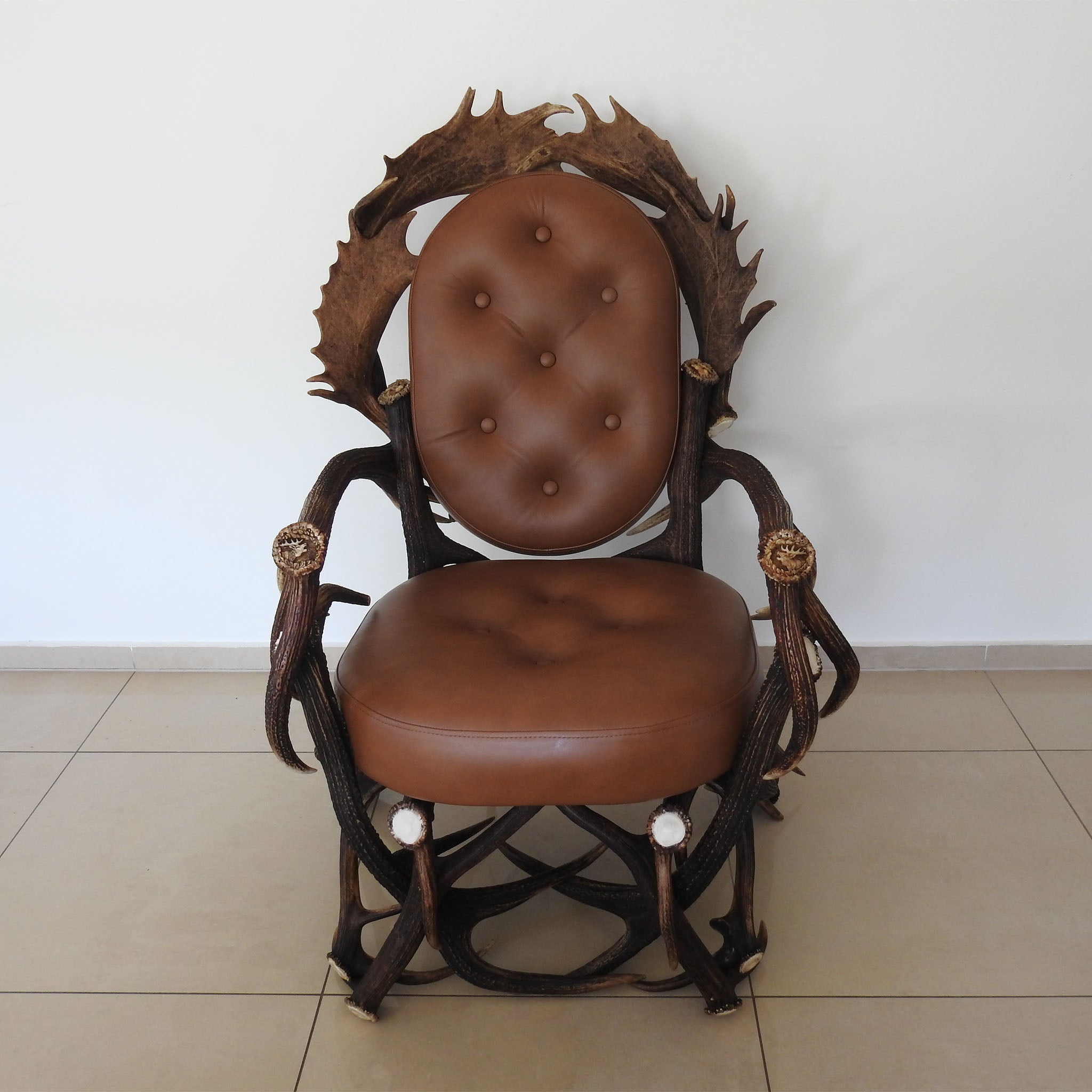 Office chair made of antlers in carmel leather.