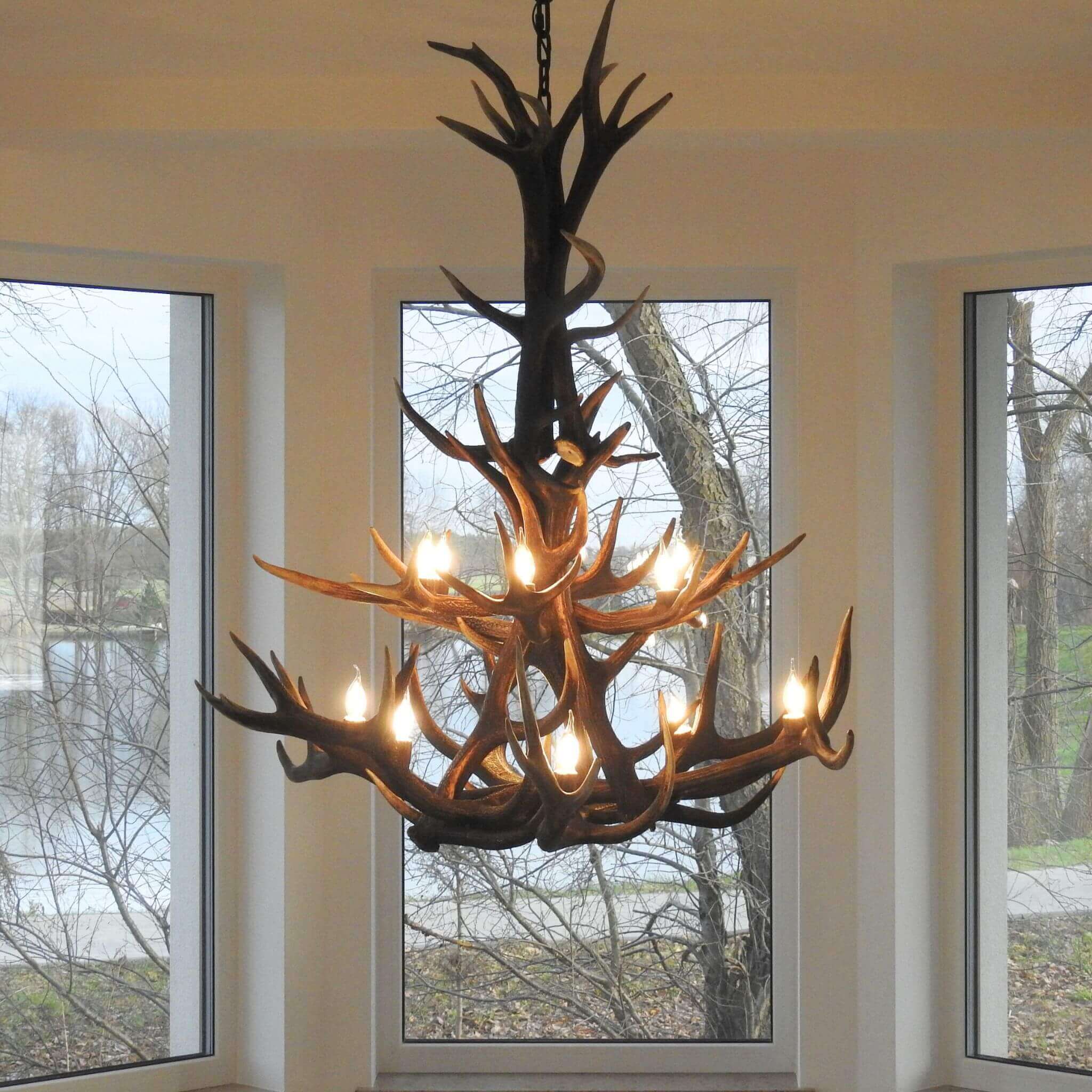 Real antelr chandelier lighting in rustic cabin.