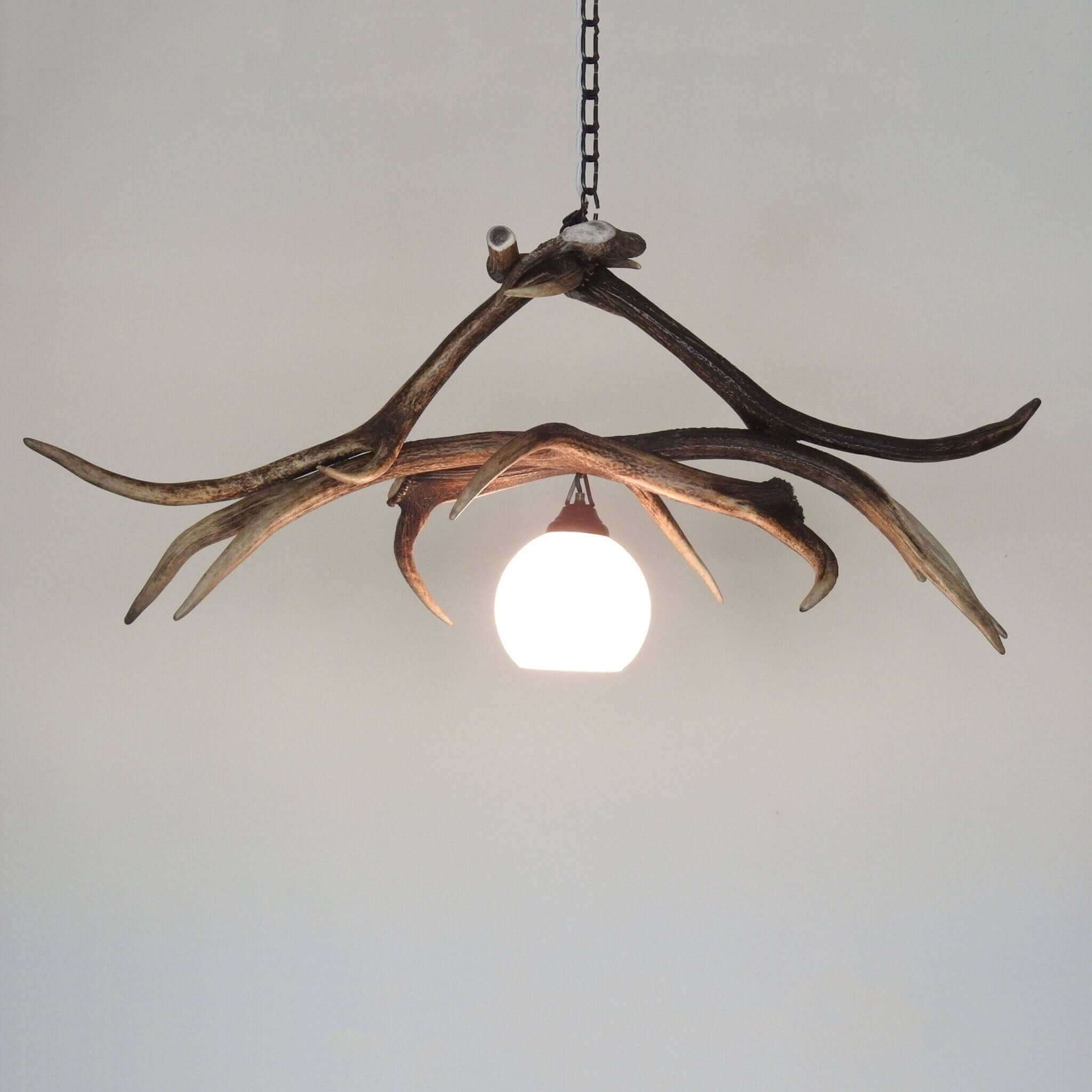 Antler pendant lamp made of real antlers.
