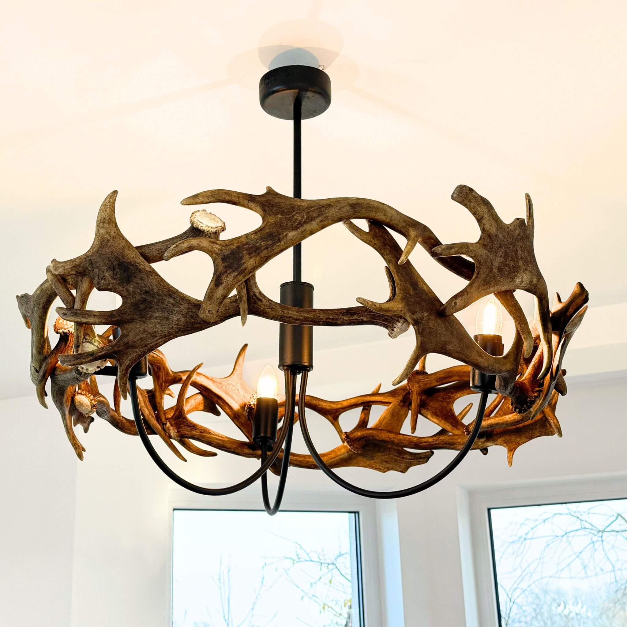 Antler chandelier for 3 bulbs lighting.
